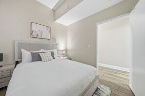Desk, iron/ironing board, travel cot, free WiFi - Spacious 1BR ideal for longer stays (New Haven)