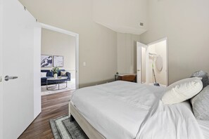 Desk, iron/ironing board, travel cot, free WiFi - Modern 1BR perfect for extended visits (New Haven)