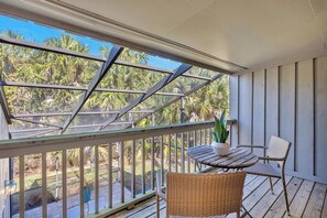 Outdoor dining - Tidal Tranquility - Relax Sawgrass Townhome w/ pool and beach access (Ponte Vedra Beach)