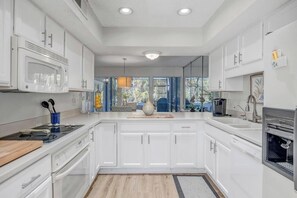 Fridge, microwave, oven, stovetop - Tidal Tranquility - Relax Sawgrass Townhome w/ pool and beach access (Ponte Vedra Beach)