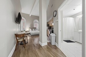 Työpöytä, silitysrauta/-lauta, vauvan matkasänky, ilmainen Wi-Fi