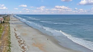 A beach with a clear sky and waves. - Fore-Shore | Sawgrass CC Golf View Retreat | 3RB - 2BA | Walk to the Beach (Ponte Vedra Beach)