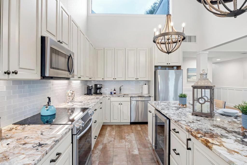 Jääkaappi, mikroaaltouuni, uuni, liesi