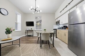 Dining - Home-style 1BR perfect for long visits (New Haven)