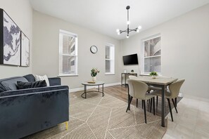 Smart TV, offices - Home-style 1BR perfect for long visits (New Haven)