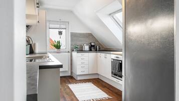 Jääkaappi, mikroaaltouuni, uuni, liesi