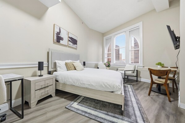 Desk, iron/ironing board, travel cot, free WiFi - Homey studio perfect for long-term guests (New Haven)