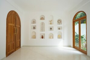 المنشأة من الداخل