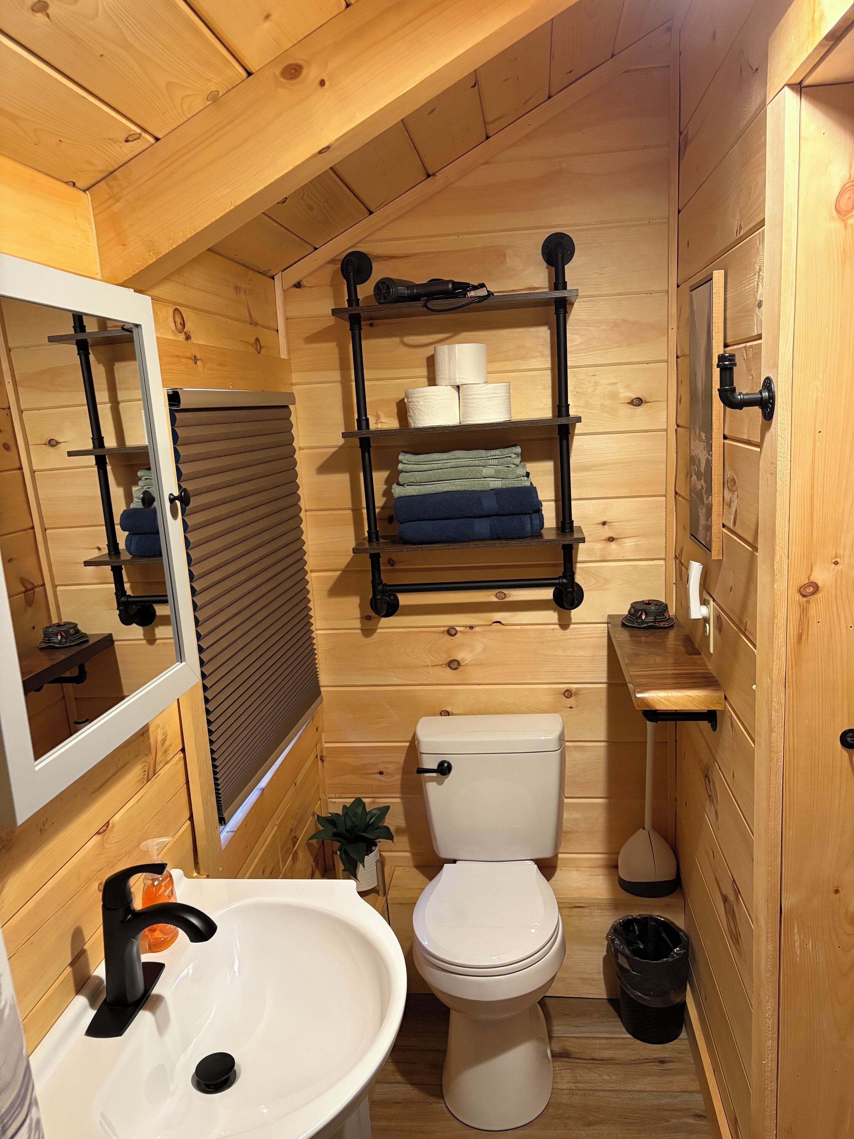 Sèche-cheveux, serviettes fournies, savon, papier toilette