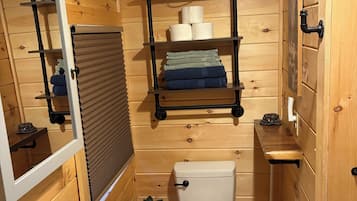 Sèche-cheveux, serviettes fournies, savon, papier toilette