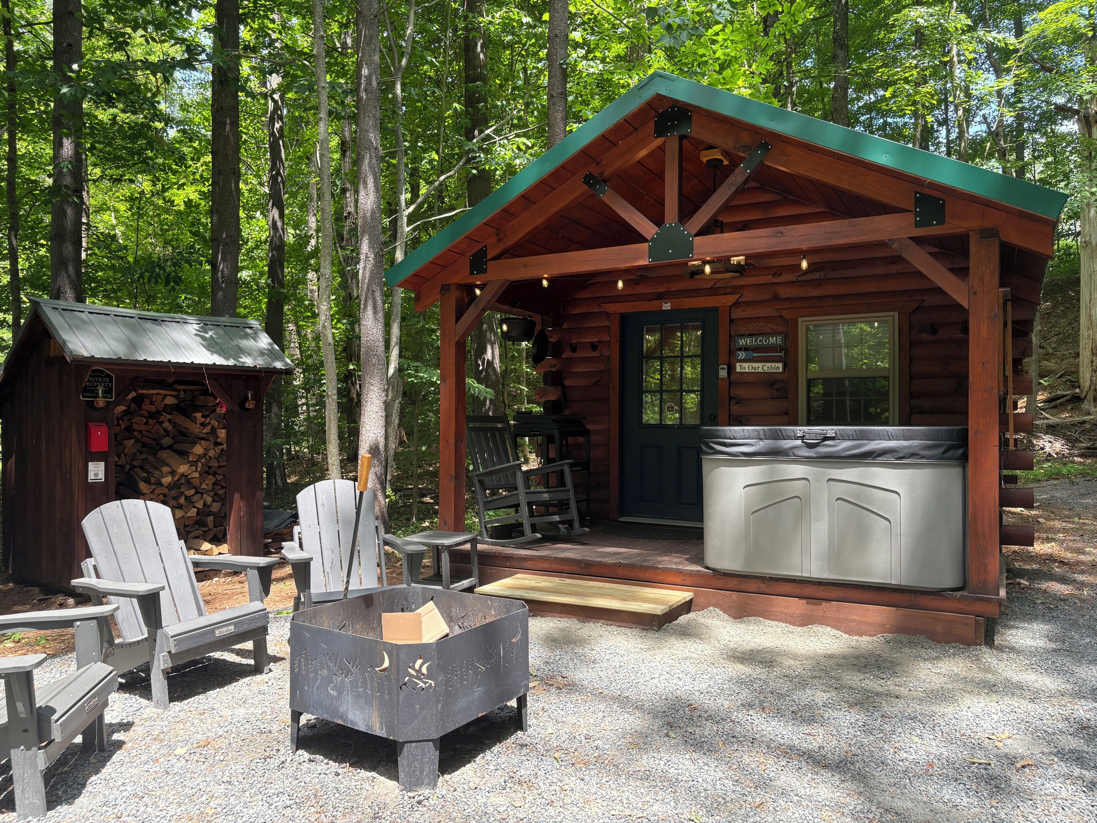 Une cabane dotée d’un bain à remous, d’un espace salon extérieur et d’une cheminée.