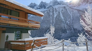 A wooden building with a balcony overlooking a snowy mountain landscape. - Chalet Acorn 4 bedroom with SPA (Chamonix)