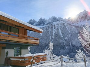 A wooden building with a balcony overlooking a snowy mountain landscape. - Chalet Acorn 4 bedroom with SPA (Chamonix)