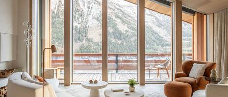 Smart TV, fireplace, stereo