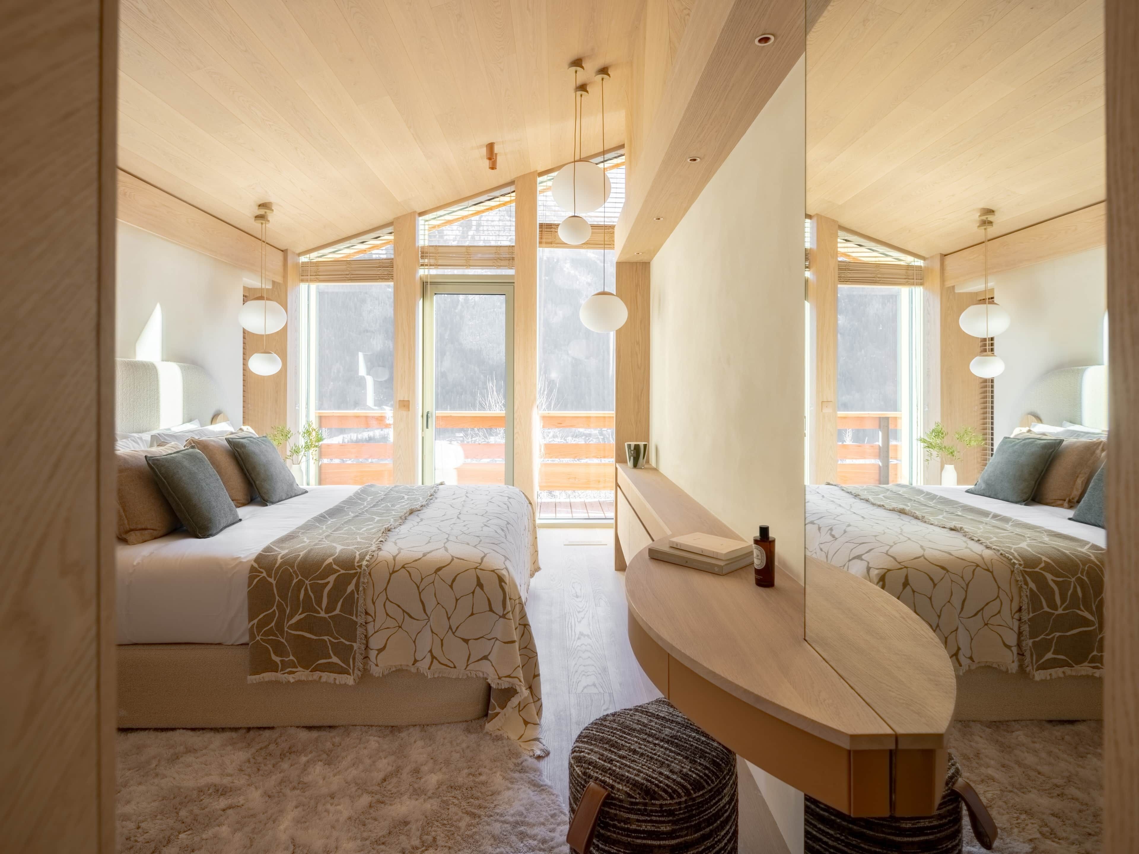 Coffre-fort, bureau, fer et planche à repasser, lit de bébé portatif