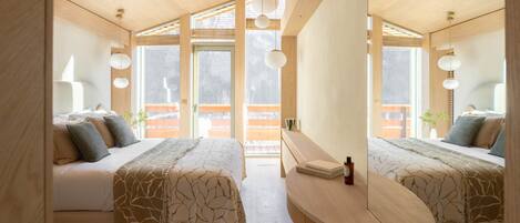 Pengeskab på værelset, skrivebord, strygejern/strygebræt, weekendseng