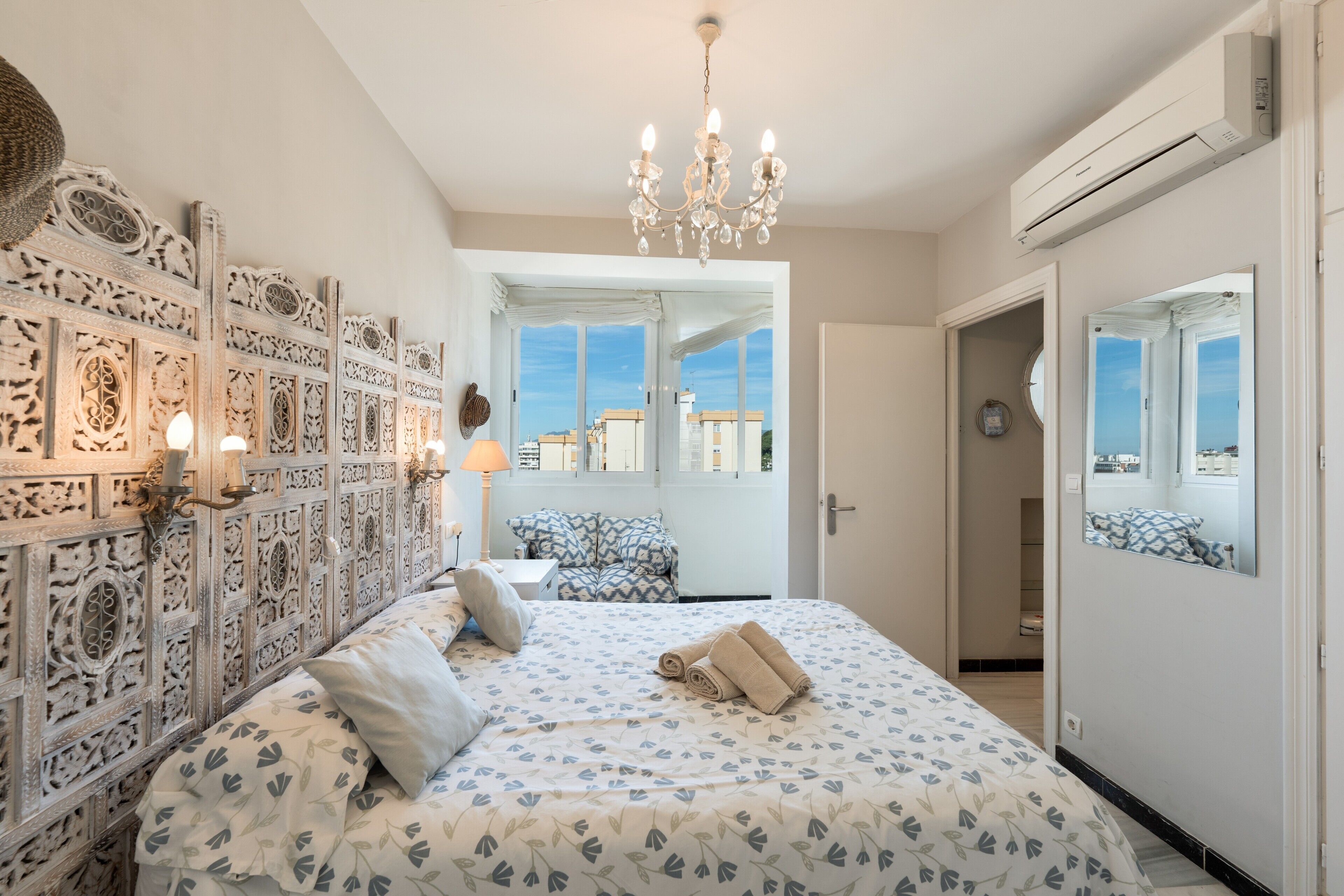 Een strijkplank/strijkijzer, wifi, beddengoed