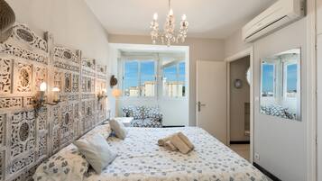 Een strijkplank/strijkijzer, wifi, beddengoed