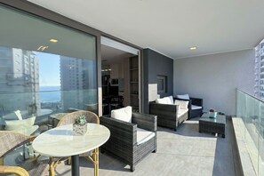 Outdoor dining - Reñaca Ocean View: Rooftop Pool, Balcony, In-Unit Laundry, Free Parking (Viña del Mar)