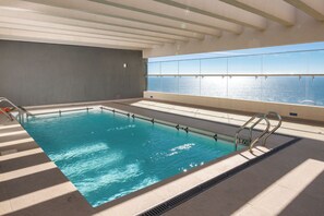 Pool - Reñaca Ocean View: Rooftop Pool, Balcony, In-Unit Laundry, Free Parking (Viña del Mar)