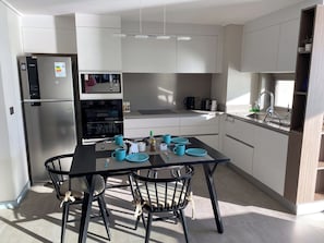 Microwave, oven, stovetop - Reñaca Ocean View: Rooftop Pool, Balcony, In-Unit Laundry, Free Parking (Viña del Mar)