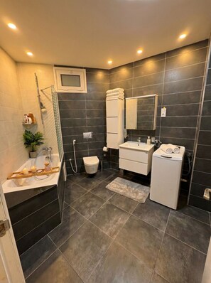 Serviettes fournies, savon, papier toilette