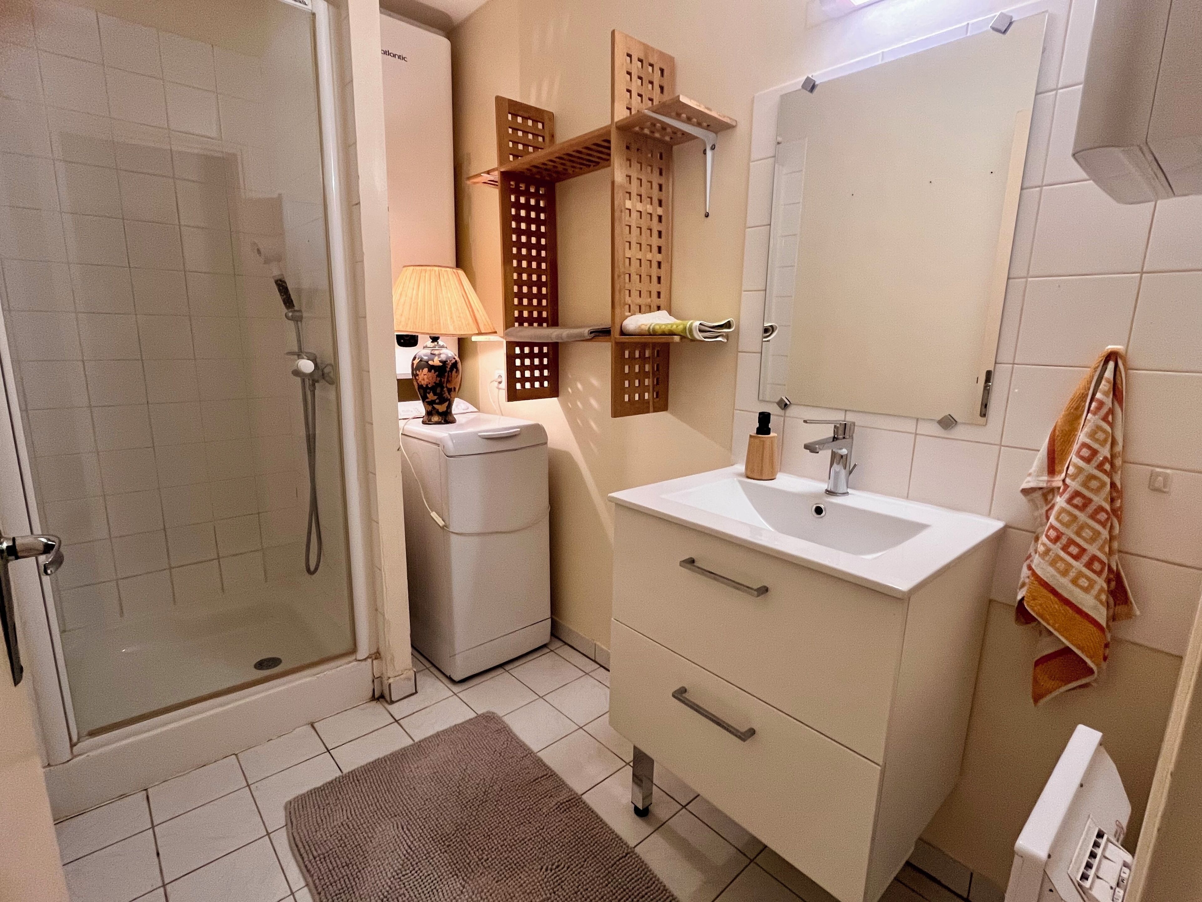 Serviettes fournies, papier toilette