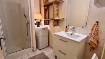 Serviettes fournies, papier toilette