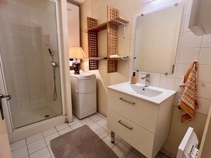 Towels, toilet paper - Minimalist, cozy apartment (Cajarc)
