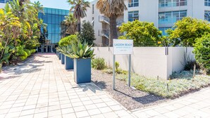 Un edificio moderno con un cartel que dice "LAGOO BEACH APARTMENTS" en Ciudad del Cabo.