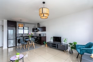 House | 1 bedroom, desk - Knightsbridge 702w by Ctha (Cape Town)