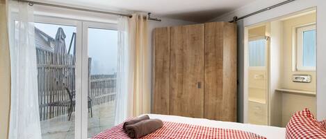 Iron/ironing board, WiFi, bed sheets