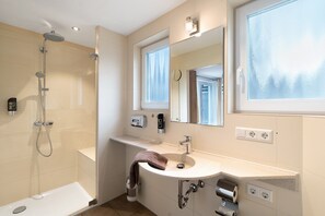 Shower, hair dryer, towels - Room 'Ginko' with Shared Garden and Wi-Fi (Sasbachwalden)