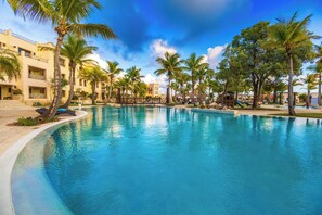 2 outdoor pools, pool umbrellas, sun loungers - Secluded Luxury Retreat in Cap Cana (Punta Cana)