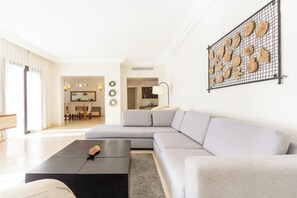 Premium-Apartment, Poolblick | Wohnbereich