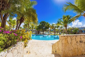 2 outdoor pools, pool umbrellas, sun loungers - Secluded Luxury Retreat in Cap Cana (Punta Cana)