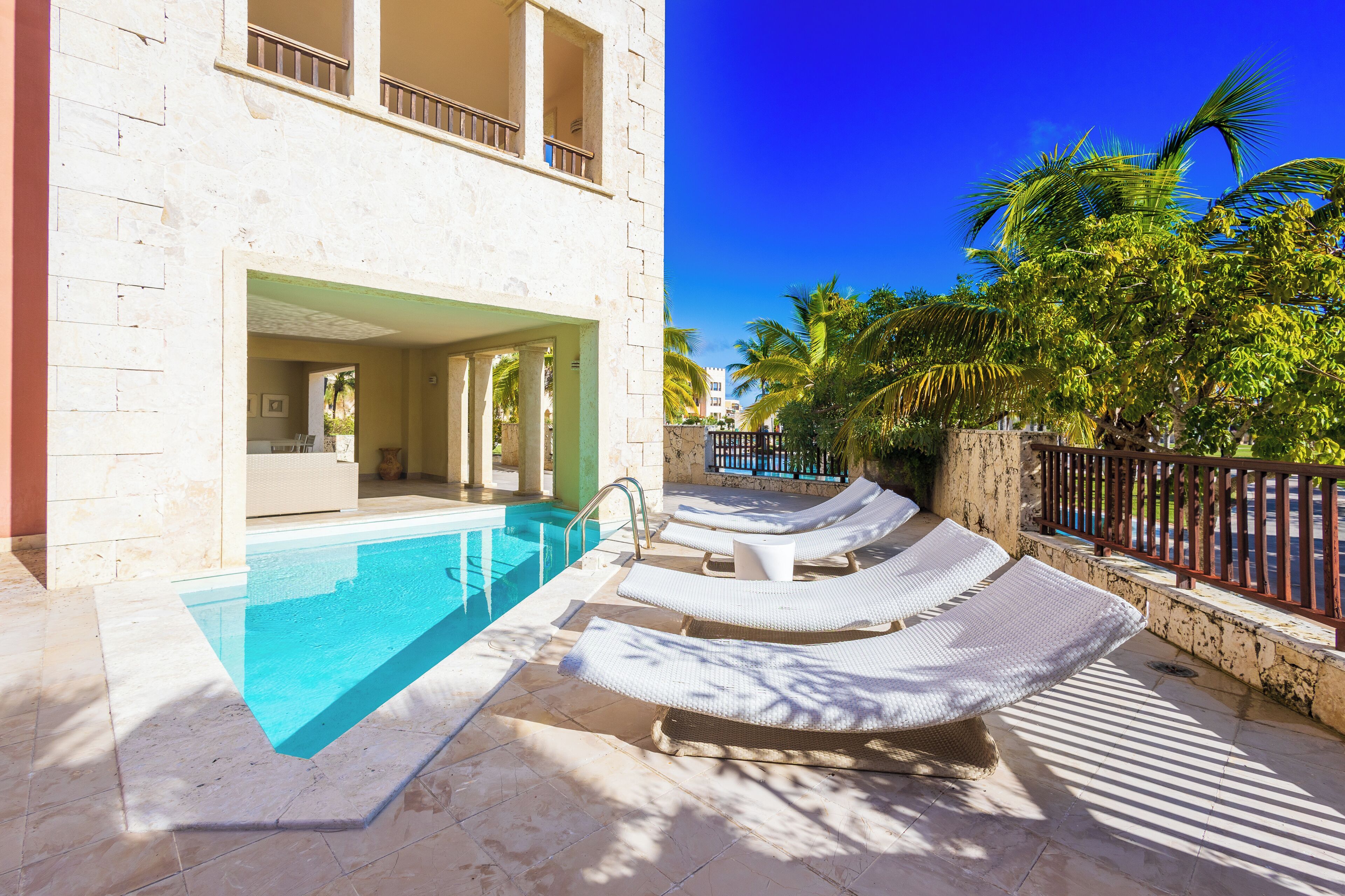 2 室外游泳池，池畔遮阳伞，日光浴躺椅