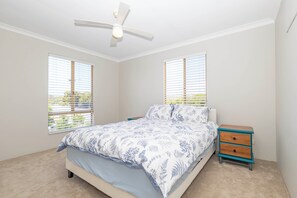 5 Schlafzimmer, Bügeleisen/Bügelbrett, Bettwäsche