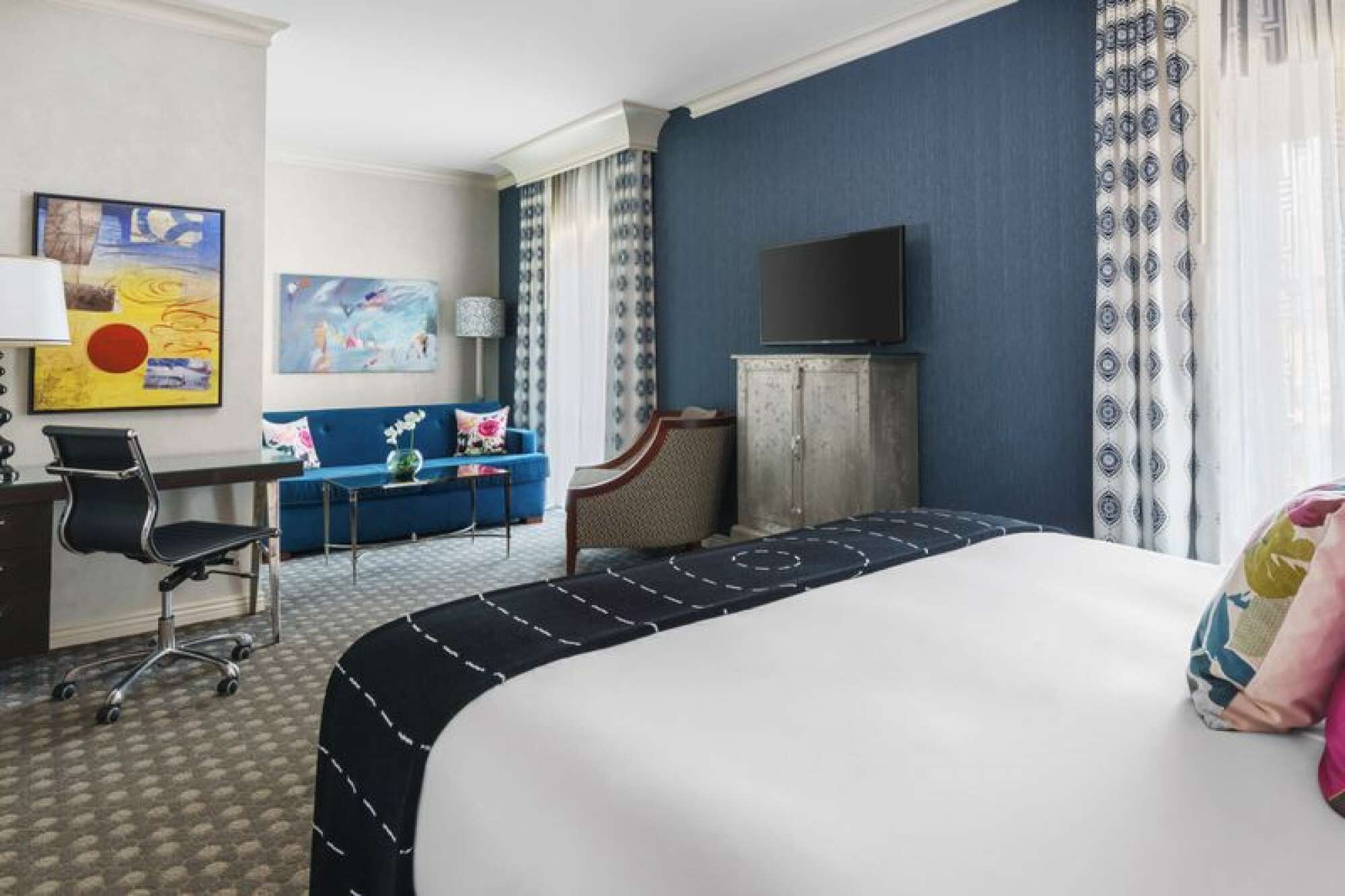 Escritorio, tabla de planchar con plancha, wifi y ropa de cama 