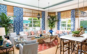 Dining - Steps to Miami Beach + On-site Dining. Pool. Bikes (Miami Beach)