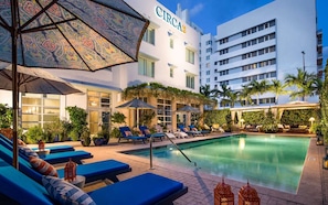 حمّام سباحة مُدفَّأ