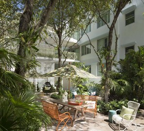 Outdoor dining - Miami Beach Access + On-site Dining. Pool. Bikes. (Miami Beach)