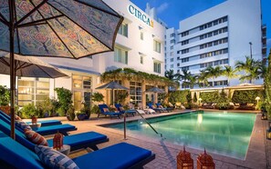 A heated pool - Miami Beach Access + On-site Dining. Pool. Bikes. (Miami Beach)