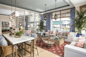 TV - Miami Beach Access + On-site Dining. Pool. Bikes. (Miami Beach)