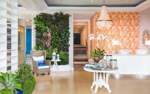 Lobby - Miami Beach Access + On-site Dining. Pool. Bikes. (Miami Beach)