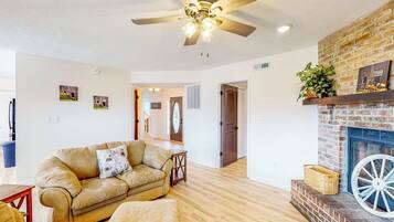 House (4 Bedrooms) | Interior