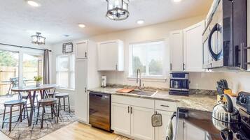 House (4 Bedrooms) | Interior