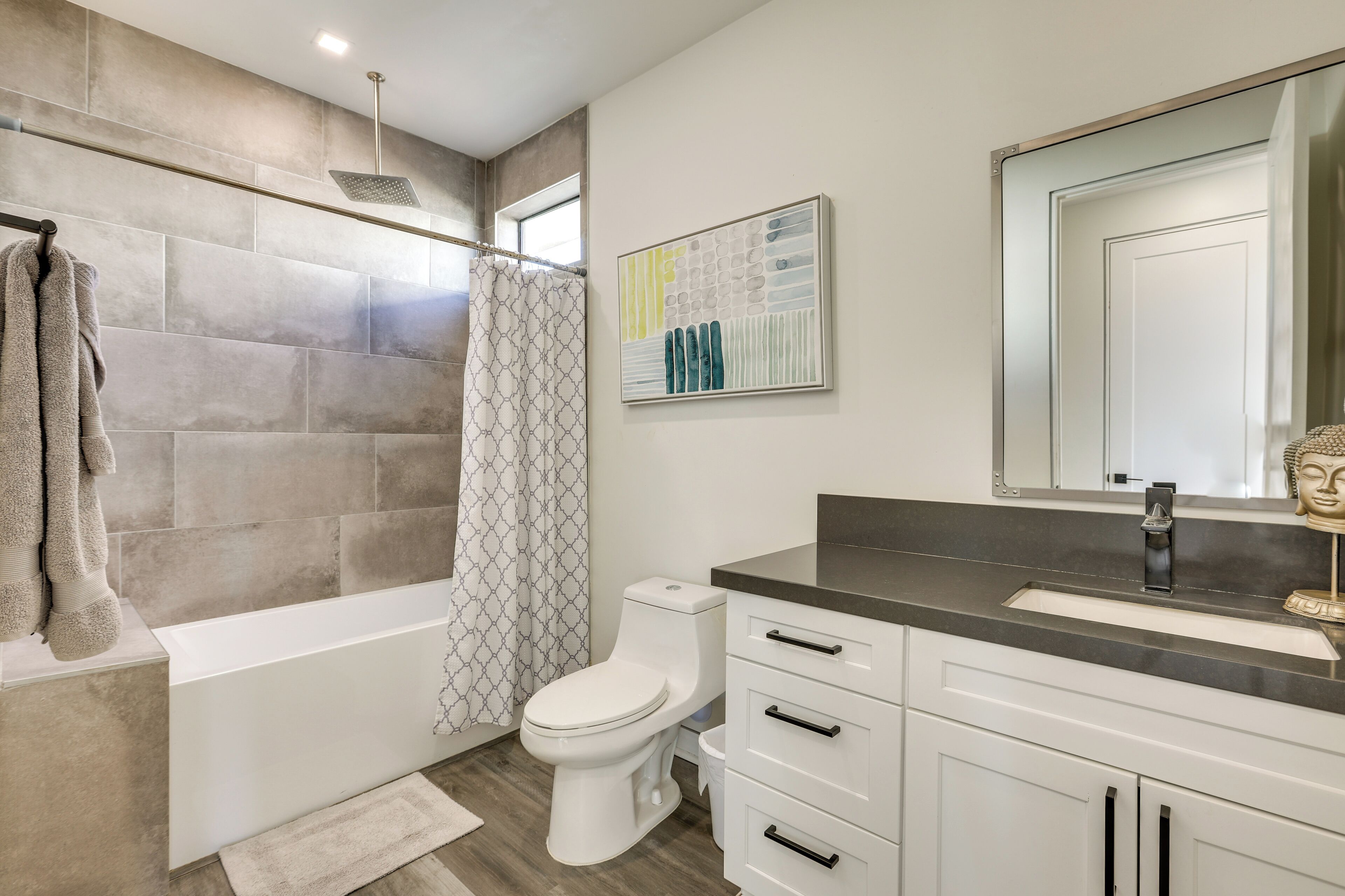 Un baño moderno con bañera, inodoro y lavamanos.