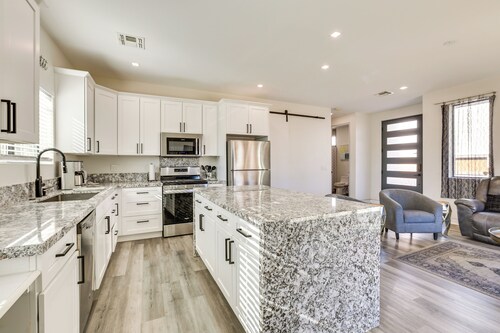 2 Mi to Dtwn Phoenix: Sleek Apt w/ Fenced Yard!