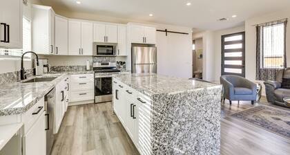 2 Mi to Dtwn Phoenix: Sleek Apt w/ Fenced Yard!